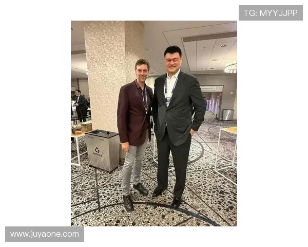 加索尔与姚明的友谊瞬间揭秘：篮球场上的温情时刻与彼此的尊重